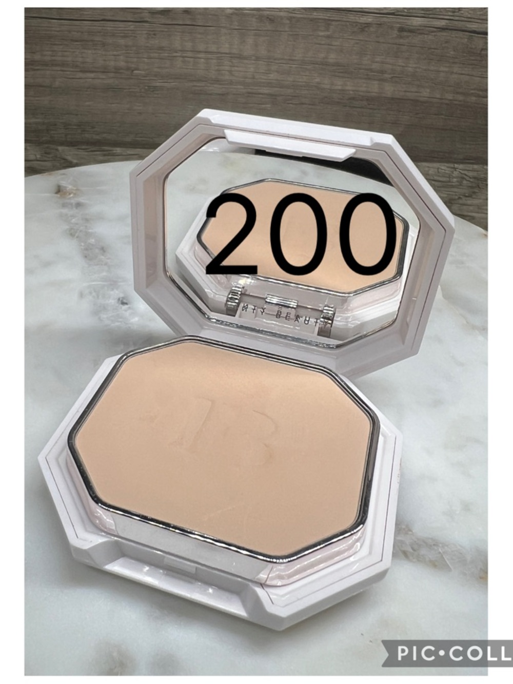 FENTY BEAUTY by Rihanna Pro Filt’r Soft Matte Powder Foundation - 200